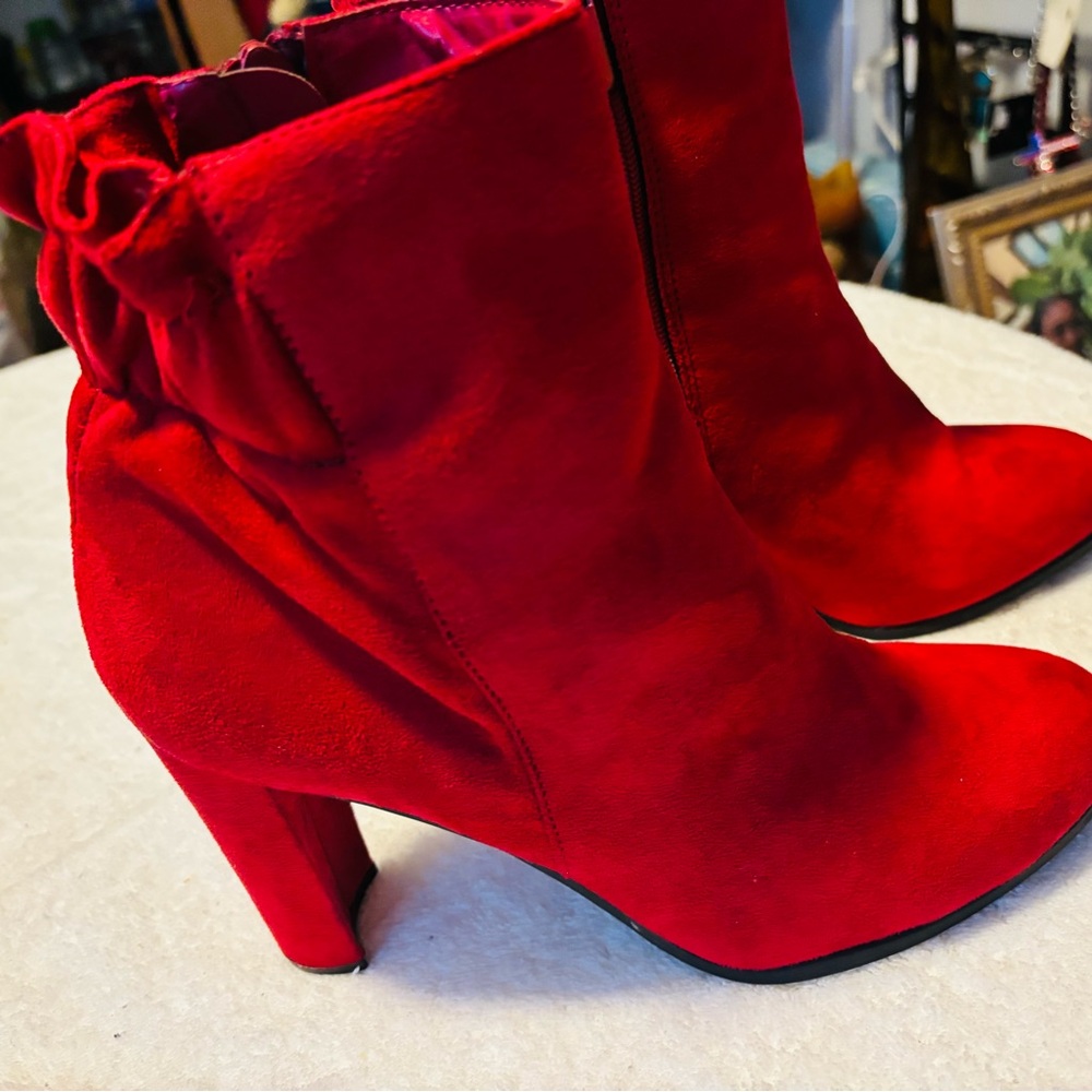 BRAND NEW Stylish Ankle Boots By ANYTHING BUT MONDAY - Size 9 1/2 M. Box 4